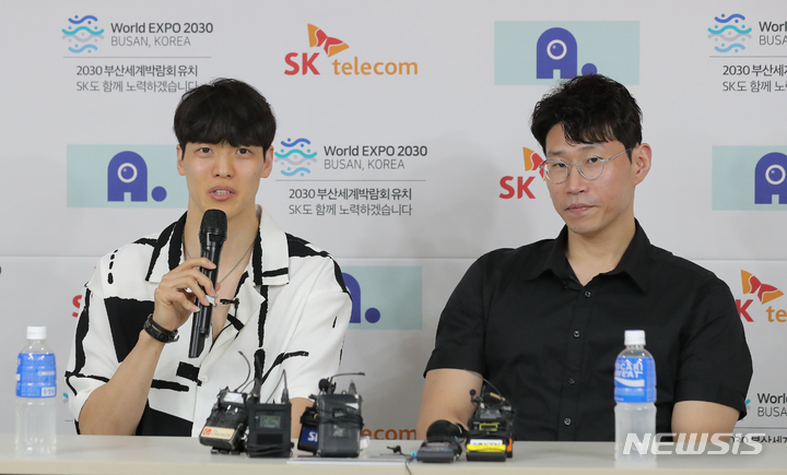 [서울=뉴시스] 김금보 기자 = 프로농구 서울 SK 나이츠 오세근(오른쪽)과 김선형이 8일 오후 서울 강남구 KBL센터에서 기자회견을 하고 있다. 2023.06.08. kgb@newsis.com