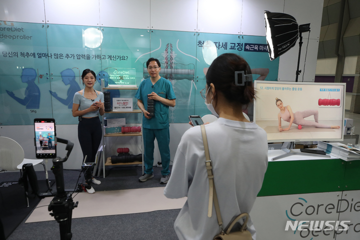 [서울=뉴시스] 투자 혹한기 속에서도 헬스케어·바이오 스타트업은 꾸준히 투자금을 유치하고 있는 것으로 나타났다. 사진은 지난 8일 서울 코엑스에서 열린 MBN 건강미박람회에서 참가 헬스케어 업체 관계자들이 자사의 솔루션 등을 시연하는 모습. (사진=뉴시스DB) 