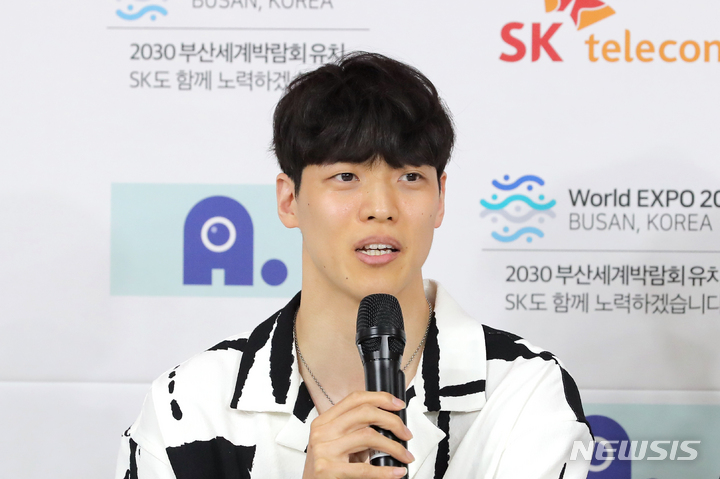 [서울=뉴시스] 김금보 기자 = 프로농구 서울 SK 나이츠 김선형이 8일 오후 서울 강남구 KBL센터에서 열린 오세근과의 합동기자회견에서 소감을 말하고 있다. 2023.06.08. kgb@newsis.com