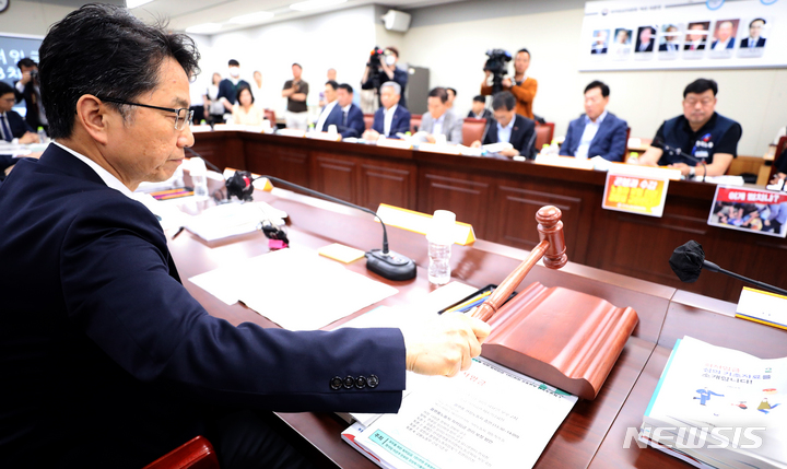 [세종=뉴시스] 강종민 기자 = 지난 8일 세종시 정부세종청사에서 열린 최저임금위원회 3차 전원회의에서 박준식 위원장이 회의를 시작하고 있다. 2023.06.08. ppkjm@newsis.com