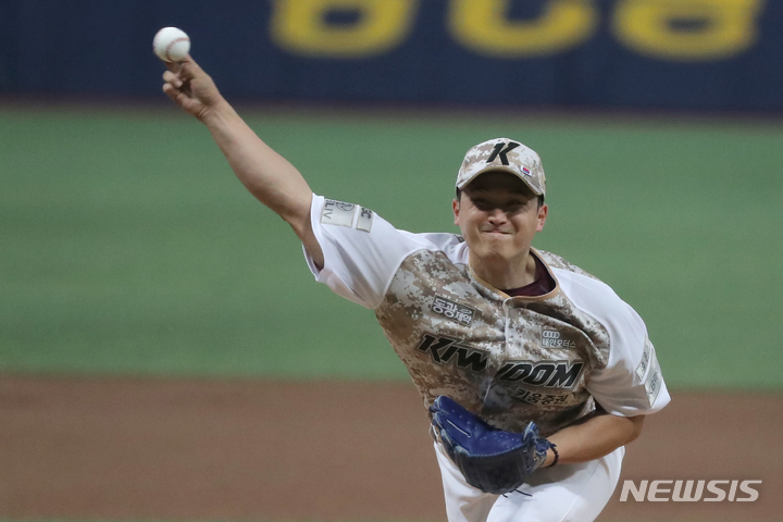 [서울=뉴시스] 김금보 기자 = 8일 서울 구로구 고척스카이돔에서 열린 2023 프로야구 LG 트윈스 대 키움 히어로즈의 경기, 1회초 키움 선발 최원태가 공을 던지고 있다. 2023.06.08. kgb@newsis.com