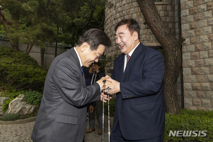 [서울=뉴시스] 국회사진기자단 = 이재명 더불어민주당 대표가 8일 저녁 서울 성북구 중국대사관저에서 싱하이밍 주한중국대사를 예방해 인사하고 있다. 2023.06.08 photo@newsis.com