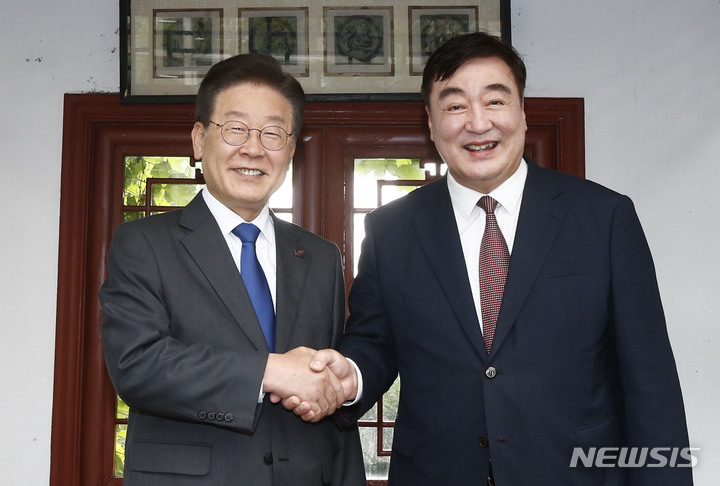 [서울=뉴시스] 국회사진기자단 = 더불어민주당 이재명 대표가 8일 오후 서울 성북구 중국대사관저를 방문해 싱하이밍 주한중국대사와 악수를 하고 있다. 이날 이 대표와 싱 대사는 일본 '후쿠시마 오염수 해양 방류' 저지를 위한 공동대책 마련 방안, 양국 간 경제협력 및 공공외교 강화 등에 대해 논의했다. 2023.06.08 photo@newsis.com