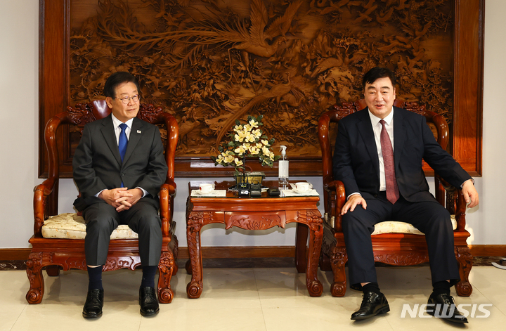 [서울=뉴시스] 국회사진기자단 = 싱하이밍 주한중국대사가 8일 저녁 서울 성북구 중국대사관저에서 이재명 더불어민주당 대표의 예방을 받고 인사말을 하고 있다. 2023.06.08 photo@newsis.com