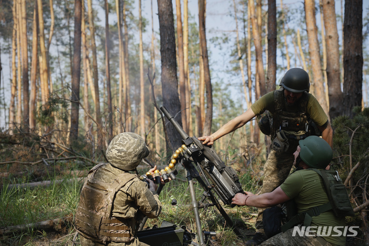 [크레민나=AP/뉴시스] 8일(현지시각) 우크라이나 루한시크주 크레민나 전선에서 우크라이나 군인들이 러시아군을 향해 유탄발사기를 쏘고 있다. 2023.06.09.