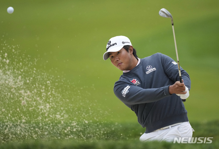 [토론토=AP/뉴시스] 김성현이 8일(현지시각) 캐나다 온타리오주 토론토의 오크데일 골프클럽에서 열린 미국프로골프(PGA) 투어 RBC 캐나다오픈 첫날 8번 홀에서 벙커샷하고 있다. PGA 신인 김성현은 4언더파 68타로 공동 5위에 이름을 올렸다. 2023.06.09.