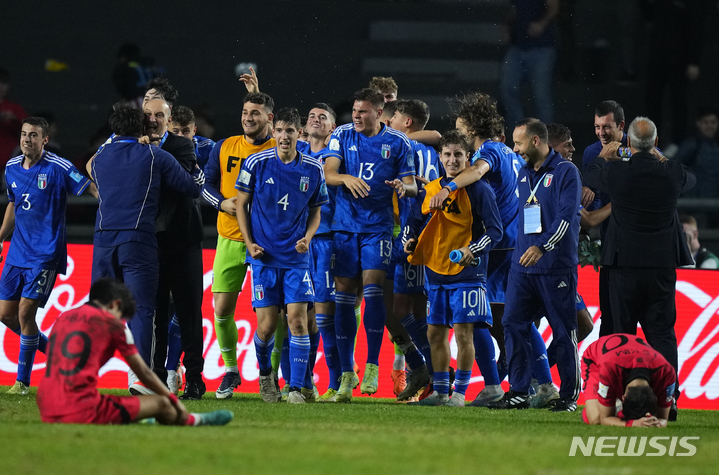 [라플라타=AP/뉴시스] 이탈리아 선수들이 8일(현지시각) 아르헨티나 라 플라타의 디에고 마라도나 스타디움에서 열린 2023 국제축구연맹(FIFA) 20세 이하(U20) 월드컵 4강 한국과의 경기에서 승리한 뒤 기뻐하고 있다. 결승에 진출한 이탈리아는 11일 우루과이와 우승을 다툰다. 2023.06.09.