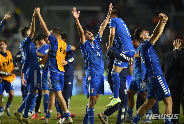 [라플라타=AP/뉴시스] 이탈리아 선수들이 8일(현지시각) 아르헨티나 라 플라타의 디에고 마라도나 스타디움에서 열린 2023 국제축구연맹(FIFA) 20세 이하(U20) 월드컵 4강 한국과의 경기에서 승리한 뒤 기뻐하고 있다. 결승에 진출한 이탈리아는 11일 우루과이와 우승을 다툰다. 2023.06.09.
