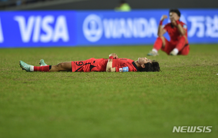 [라플라타=AP/뉴시스] U-20 축구대표팀이 8일(현지시각) 아르헨티나 라 플라타의 디에고 마라도나 스타디움에서 열린 2023 국제축구연맹(FIFA) 20세 이하(U20) 월드컵 4강 이탈리아와의 경기에서 패배한 뒤 아쉬워 하고 있다. 한국은 이날 이탈리아에 1-2로 석패했다. 2023.06.09.