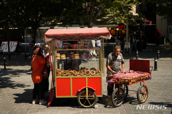 [AP/뉴시스] 튀르키예 이스탄불에서 7일 주민들이 프레첼 비슷한 시밋을 사고 있다. 튀르키예는 인플레가 매우 높지만 구매력기준 국내총생산 규모가 3조5700억 달러로 세계11위로 14위 한국의 2조9200억 달러를 앞선다. 2023. 06. 09.&nbsp;&nbsp; 