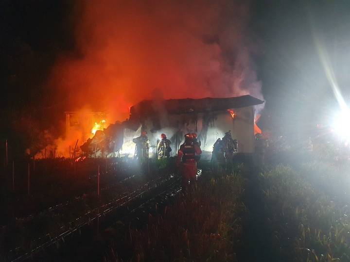 [괴산=뉴시스] 조성현 기자 = 8일 오전 11시10분꼐 충북 괴산군 청안면 한 단독주택에서 불이 나 소방당국이 진화작업을 하고 있다. (사진=괴산소방서 제공) 2023.06.09. photo@newsis.com *재판매 및 DB 금지