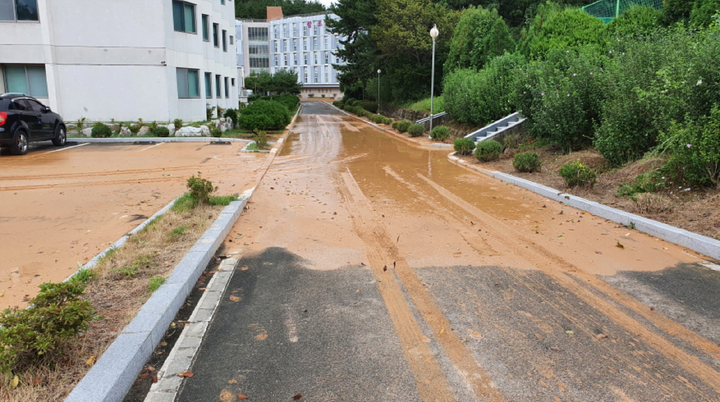 작년 9월 비가 내리고 토사가 흘러내렸던 한국폴리텍Ⅶ대학 창원캠퍼스 *재판매 및 DB 금지