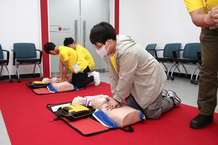 [서울=뉴시스] LG유플러스는 지난 7일부터 8일까지 직원과 직원 가족들의 안전의식을 높이고, 일상 속 안전사고 대응능력을 강화하기 위해 안전 가족캠프를 진행했다고 9일 밝혔다. 사진은 직원 자녀가 대전R&D센터 내 체험관에서 심폐소생술을 실습하는 모습 (사진=LG유플러스 제공) *재판매 및 DB 금지