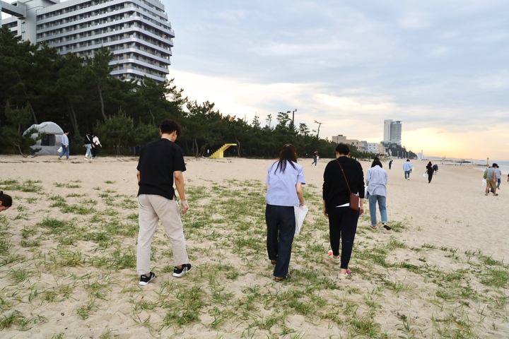 한국문화관광연구원 직원 180여명이 지난 8일 강원 강릉시를 찾아 지역 관광·경제 활성화를 위한 두루나눔사업을 추진했다. (사진=한국문화관광연구원 제공) 2023.6.8 photo@newsis.com *재판매 및 DB 금지