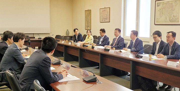 [파리=뉴시스] 방기선 기획재정부 1차관은 프랑스에 진출한 삼성전자, 현대자동차 등 우리 기업들과 간담회를 열고 현지 애로사항들을 논의했다. (사진 = 기재부 제공) 2023.06.09.&nbsp; *재판매 및 DB 금지