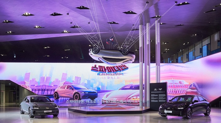 [서울=뉴시스] 현대 모터스튜디오 고양에서 열리는 스파이더맨 테마의 기획 전시 전경. (사진=현대차그룹 제공) 2023.06.09 photo@newsis.com *재판매 및 DB 금지