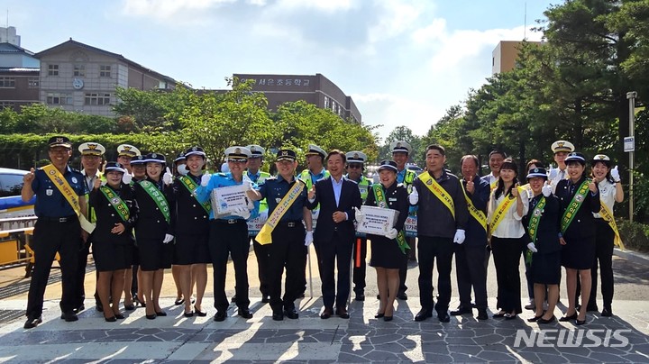 [인천=뉴시스] 이루비 기자 = 인천 계양경찰서는 9일 계양구 서운초등학교 어린이보호구역에서 '민·경 합동 어린이 교통안전캠페인'을 펼쳤다. 2023.06.09. ruby@newsis.com