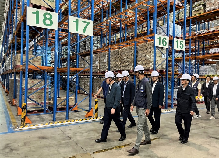 우성태 농협경제지주 농업경제대표이사(맨 앞)가 지난 8일 경기도 평택시 마트사업중부지사 내부를 순람하며 현장 안전보건관리체계를 점검하고 있다.(사진=농협) *재판매 및 DB 금지