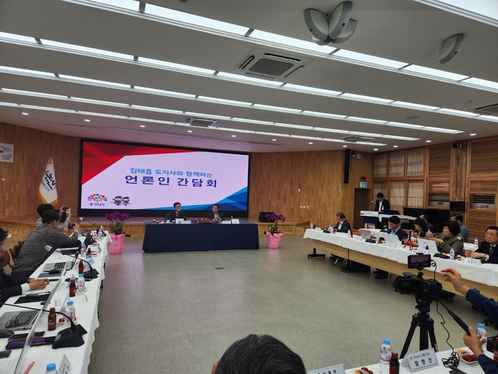 김태흠 충남지사와 백성현 논산시장이 9일 논산시청에서 육사 이전과 관련한 입장을 밝히고 있다. 2023. 06. 09 kshoon0663@newsis.com *재판매 및 DB 금지