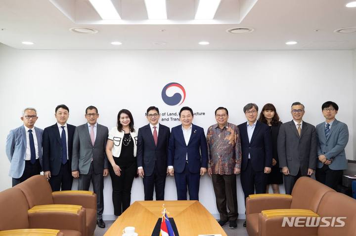 [서울=뉴시스] 원희룡 국토교통부 장관은 9일 오전 서울에서 아르자드 라지드(Arsjad Rasjid) 아세안 기업자문위원회(ASEAN-BAC, Business Advisory Council) 의장 겸 인도네시아 상공회의소 회장을 만났다. (사진=국토부 제공)