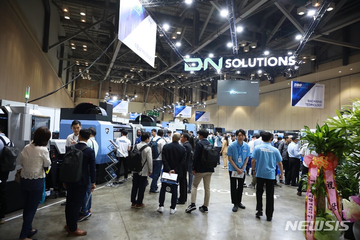 [부산=뉴시스] 홍정명 기자=지난 5일부터 7일까지 부산 벡스코에서 열린 제14회 DN솔루션즈 국제공작기계 전시회(DIMF 2023) 현장을 찾은 국내외 고객들이 전시장을 둘러보고 있다.(사진=DN솔루션즈 제공) 2023.06.09. photo@newsis.com