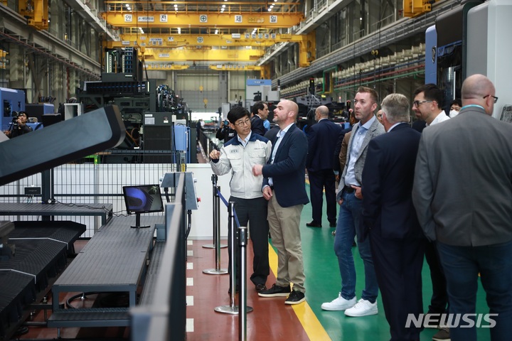 [창원=뉴시스] 홍정명 기자=지난 5일부터 8일까지 DN솔루션즈 창원 성주공장에서 열린 제14회 DN솔루션즈 국제공작기계 전시회(DIMF 2023) 현장을 찾은 국내외 고객들이 전시장을 둘러보고 있다.(사진=DN솔루션즈 제공) 2023.06.09. photo@newsis.com