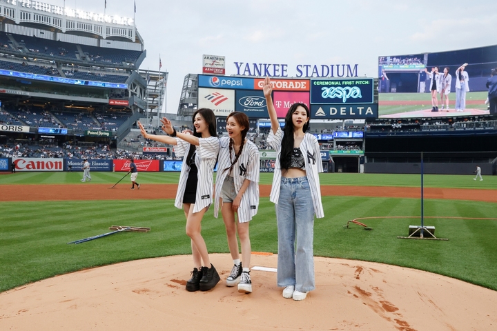 [서울=뉴시스] 에스파 뉴욕 양키스 시구. 2023.06.09. (사진 = Yankees 제공) photo@newsis.com *재판매 및 DB 금지