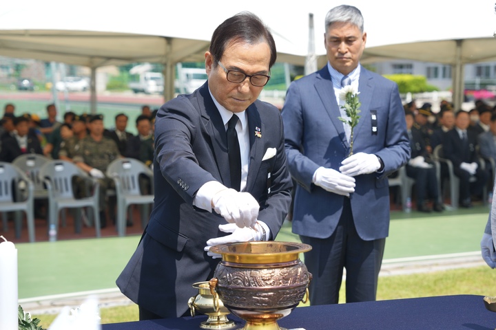 박상돈 천안시장이 9일 오전 천안성환초등학교에서 열린 오규봉 하사 추모 행사에서 분향하고 있다.&nbsp; *재판매 및 DB 금지