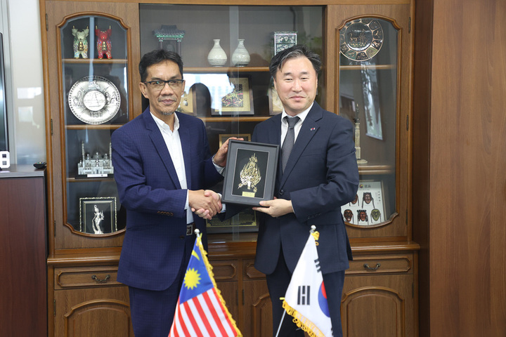 [대전=뉴시스] 이상윤 조달청 차장(오른쪽)과 말레이시아 반부패위원회 다툭 이자니 빈 완 이삭 국장이 9일 전자조달 협력 방안 모색을 위한 양자 회의에 앞서 기념 촬영을 하고 있다.&nbsp; *재판매 및 DB 금지