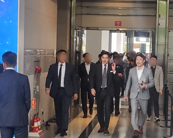 [서울=뉴시스] 박미선 기자=8일 열린 서울 강남구 삼성동 코엑스에서 열린 '신세계 유니버스 페스티벌'에 방문한 정용진 부회장의 모습. *재판매 및 DB 금지