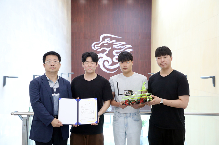 김희수 교수와 경진대회 참가 학생들이 상장과 자율주행 자동차를 들고 기념사진을 촬영하고 있다&nbsp; *재판매 및 DB 금지