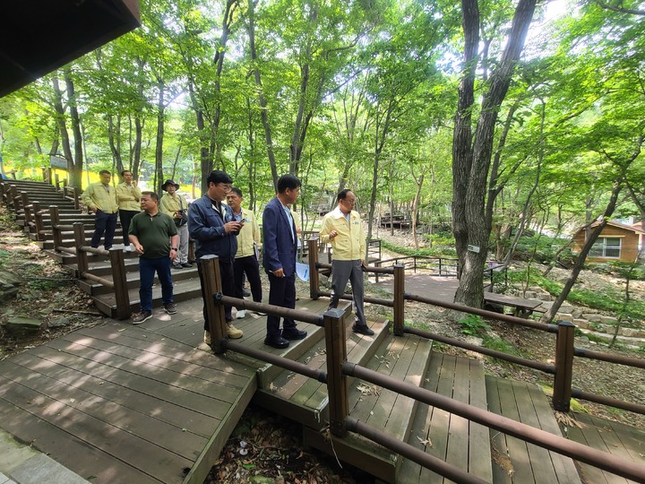 [거제=뉴시스] 신정철 기자= 이기훈 거제시 부시장이 지난 8일 ‘대한민국 안전大전환, 2023년 집중안전점검’이 진행 중인 동부면의 거제자연휴양림을 찾아 관련 부서, 민간전문가 등 10여 명으로 구성된 민·관합동점검반과 함께 현장점검을 실시하고 있다.(사진=거제시 제공).2023.06.09. photo@newsis.com *재판매 및 DB 금지