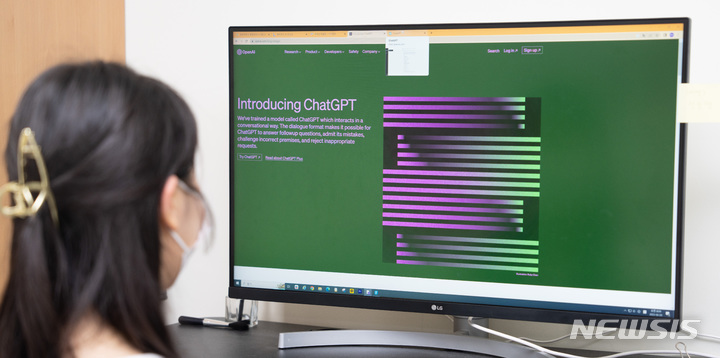 [전주=뉴시스]윤난슬 기자 = 전북대학교는 '챗 GPT' 등 최근 사회적으로 이슈가 되고 있는 생성형 인공지능(AI)의 올바른 활용을 장려하기 위해 'AI 교수·학습 활용 가이드라인'을 마련했다고 9일 밝혔다.(사진=전북대 제공)