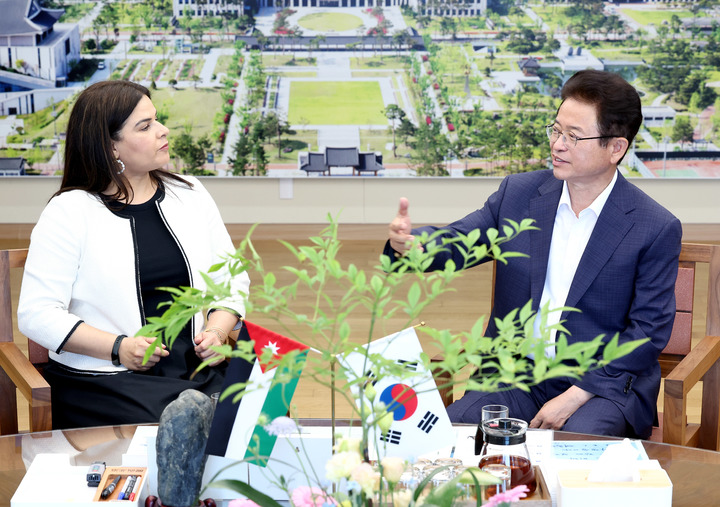 [안동=뉴시스] 아살 알 탈 주한 요르단 대사가 9일 경북도청에서 이철우 경북도지사와 만나 교류 확대 방안을 논의하고 있다. (사진=경북도 제공) 2023.06.09 *재판매 및 DB 금지