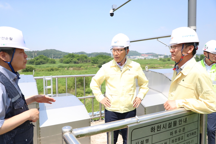 [수원=뉴시스] 이병호 한국농어촌공사 사장이 경기 평택시 마두2배수장을 방문해 주요 시설물 관리 현황을 점검하고 있다. (사진=한국농어촌공사 경기지역본부 제공) 2023.06.09. photo@newsis.com *재판매 및 DB 금지