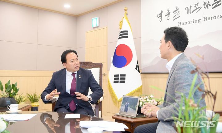 [오산=뉴시스]&nbsp; 이권재 오산시장이 국가보훈부 장관 만나 이야길 나누고 있다. (사진 = 오산시 제공)