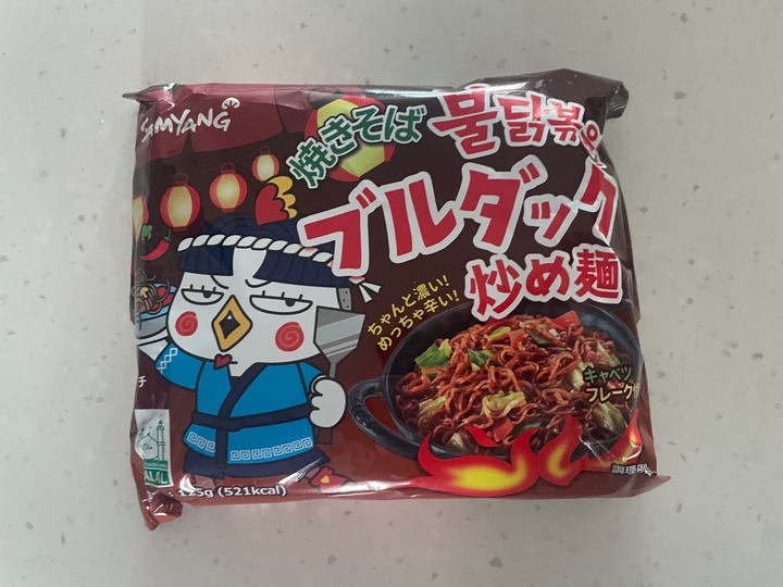 [서울=뉴시스]일본 수출용으로 출시된 '야키소바 불닭볶음면'의 포장지 2023.06.09 photo@newsis.com *재판매 및 DB 금지