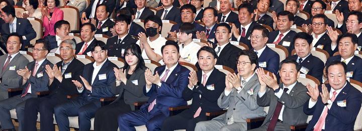 [강원=뉴시스] 최정규 기자 = 김관영 전북도지사는 9일 진행된 강원특별자치도 출범식에 참석해 강원의 새로운 출발을 축하했다. (강원도 제공) 2023.06.09. *재판매 및 DB 금지