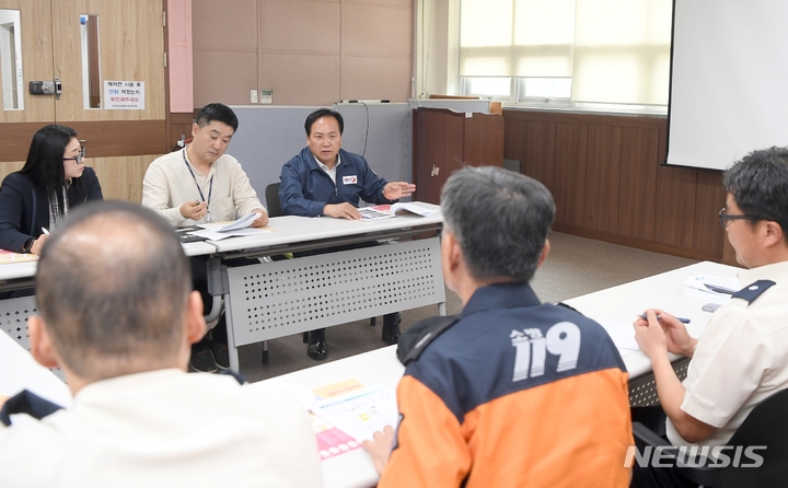 [오산=뉴시스] 이권재 시장이 제9회 야맥축제 관계자들과 행사장 안전점검을 확인하고 있는 모습 (사진 = 오산시 제공)