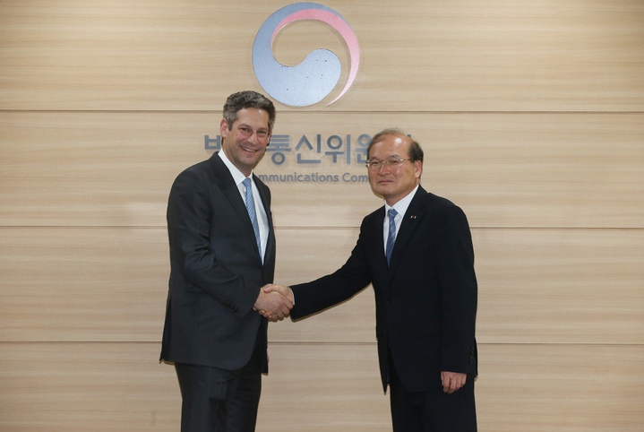 [서울=뉴시스] 이상인 방송통신위원회 상임위원(오른쪽)이 조엘 캐플란 메타 플랫폼 글로벌 정책총괄 부사장과 만나 이용자 보호를 위한 정책 강화를 당부했다.&nbsp; (사진=방통위 제공) *재판매 및 DB 금지