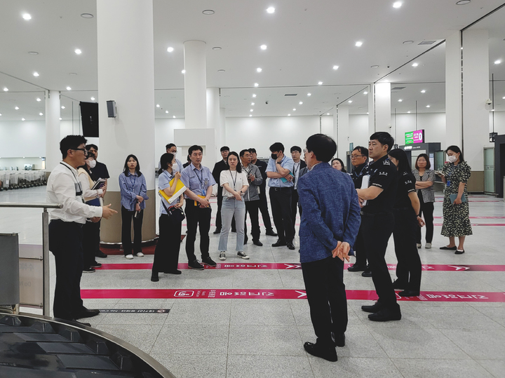 [인천=뉴시스] 인천항 국제여객터미널 입국장 현장점검 모습. (사진=인천세관 제공) *재판매 및 DB 금지