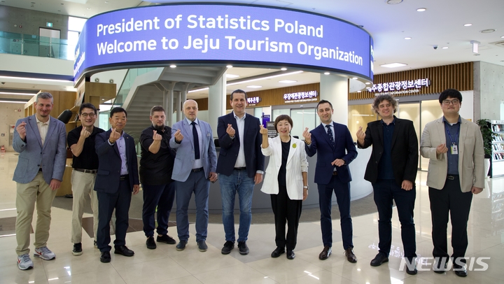 도미니크 로스크루트 폴란드 통계청장 일행과 고은숙 제주관광공사 사장 등 관계자들이 9일 오전 제주웰컴센터에 기념촬영하고 있다. ⓒ제주관광공사