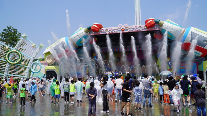 물을 뿜어내는 마산로봇랜드 워터캐논과 공연.(사진=마산로봇랜드 제공) *재판매 및 DB 금지