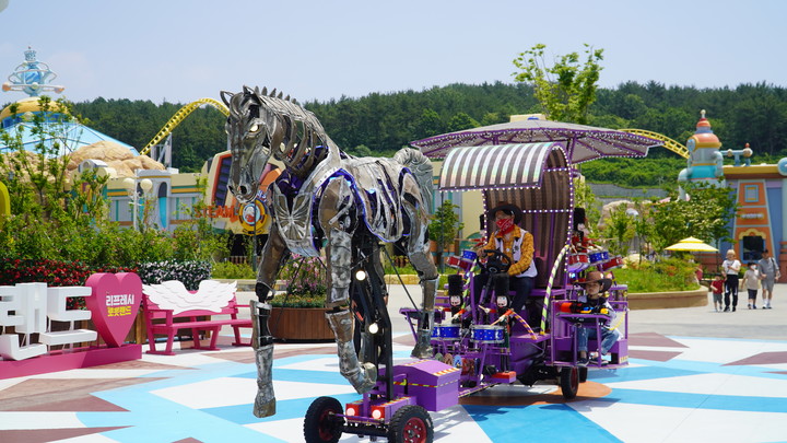 마산로봇랜드를 누비는 로봇마차.(사진=마산로봇랜드 제공) *재판매 및 DB 금지