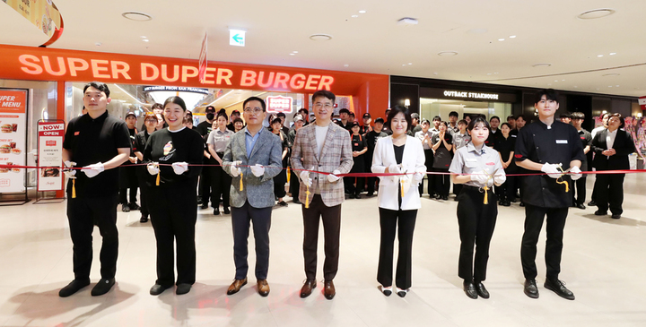 9일 아웃백과 슈퍼두퍼 동반 오픈식에 참가한 박현종 bhc그룹 회장(왼쪽 네번째)과 임금옥 대표(왼쪽 세번째)가 관계자들과 함께 커팅식을 실시하고 있다. (사진=bhc그룹 제공) *재판매 및 DB 금지