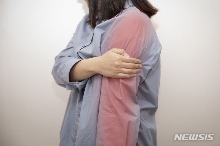 [서울=뉴시스] 림프액이 제대로 배출되지 않으면 팔다리가 붓는다. (사진=고려대안산병원 제공) 2023.06.11. photo@newsis.com.