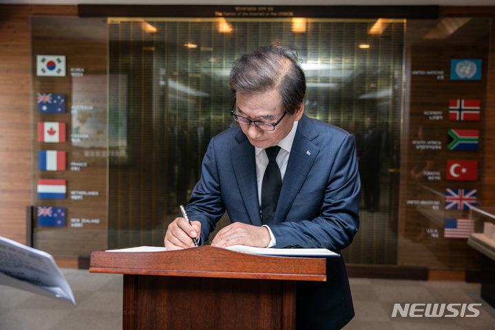 [사천=뉴시스] 차용현 기자 = 9일 KAI 강구영 사장이 호국보훈의 달을 맞아 KAI 임직원들과 유엔기념공원을 방문하여 참배 후 방명록을 작성하고 있다. 2023.06.09. (사진=KAI 제공)photo@newsis.com