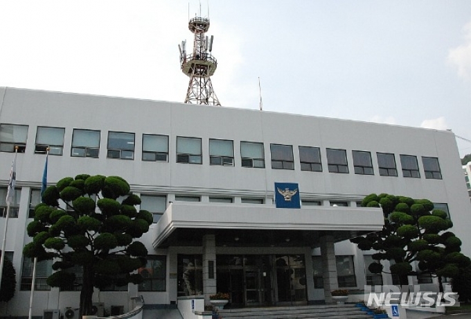 [거제=뉴시스] 신정철 기자= 지난 8일 오후 11시 50분께 거제시 고현동 신현중학교 인근에서 도로포장공사 현장을 지키던 신호수 A(65) 씨가 B(66) 씨가 몰던 졸음운전 차량에 치여 숨졌다. 9일 거제경찰서는 장확한 사고원인을 조사중이다.사진은 거제경찰서 전경.(사진=뉴시스DB).2023.06.09. 