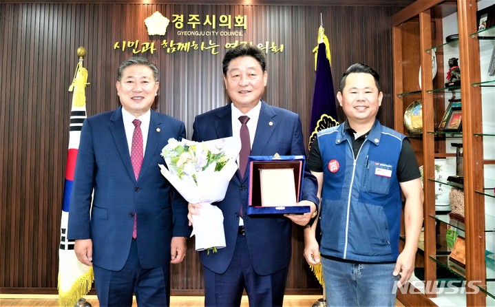 이철우(왼쪽부터) 경주시의회 의장, 이동협 부의장, 윤묘덕 전국공무원노조 경주시지부장