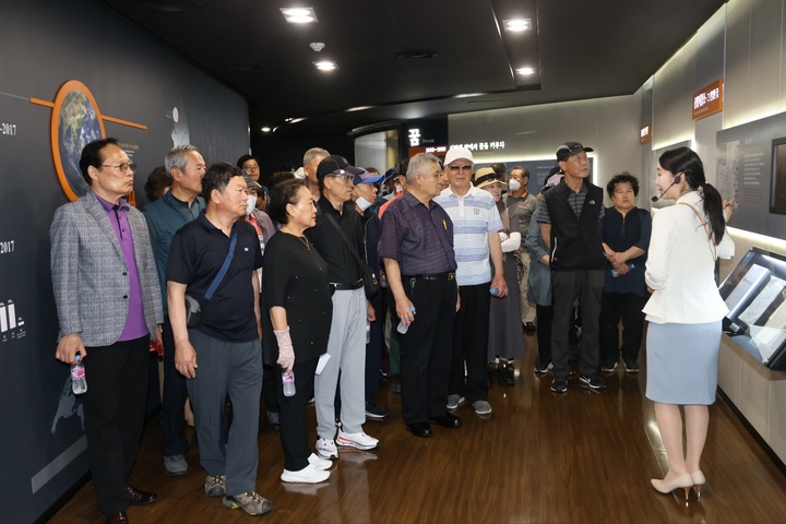 [포항=뉴시스] 강진구 기자 = '포항제철소 홈커밍데이' 행사에 참석한 경북 포항지역 퇴직 직원들이 9일 오후 Park1538에서 철강해설사의 설명을 듣고 있다.(사진=포스코 제공) 2023.06.09.photo@newsis.com *재판매 및 DB 금지